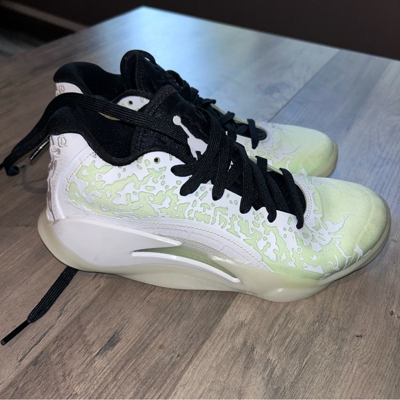 Zion Basketball Shoes. - Picture 2 of 5